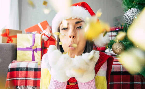 Feliz Emocionado Linda Mujer Santa Sombrero Está Soplando Las Manos — Foto de Stock