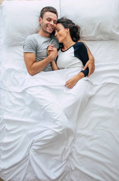 Bedtime Family Sleeping Beautiful Young Couple Love Lying Big White — Stock Photo, Image