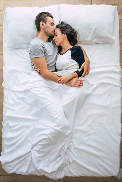 Bedtime Family Sleeping Beautiful Young Couple Love Lying Big White — Stock Photo, Image