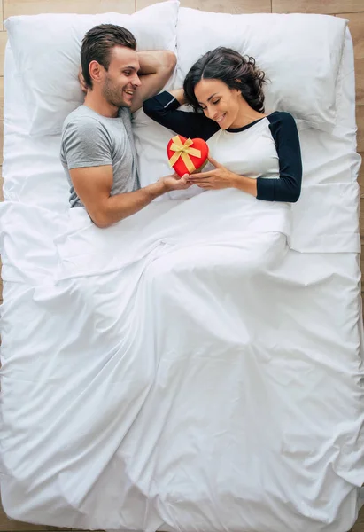 Фотографія Красивої Щасливої Молодої Закоханої Пари Лежить Великому Білому Ліжку — стокове фото