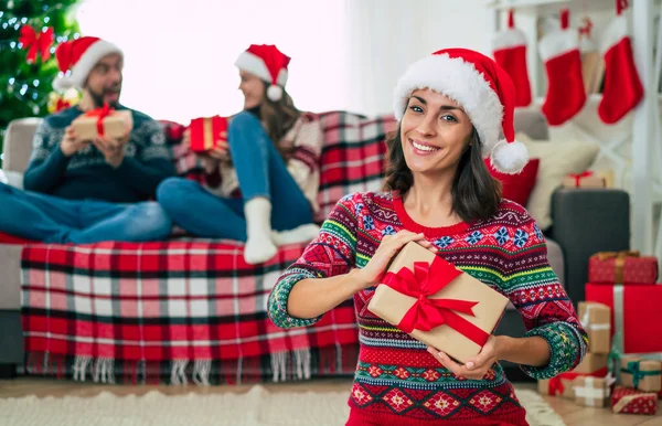 Vrolijk Kerstfeest Gelukkig Nieuwjaar Foto Van Een Vrolijke Glimlachende Mooie — Stockfoto