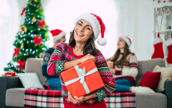 God Jul Godt Nytt Foto Glad Smilende Vakker Kvinne Julegave – stockfoto