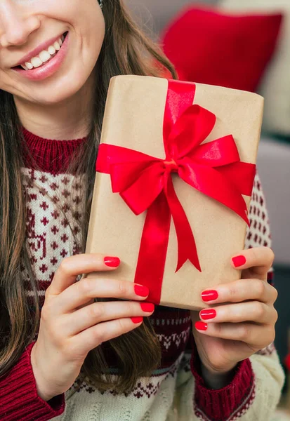Foto Recortada Joven Mujer Feliz Sonriente Suéter Navidad Sombrero Santa — Foto de Stock