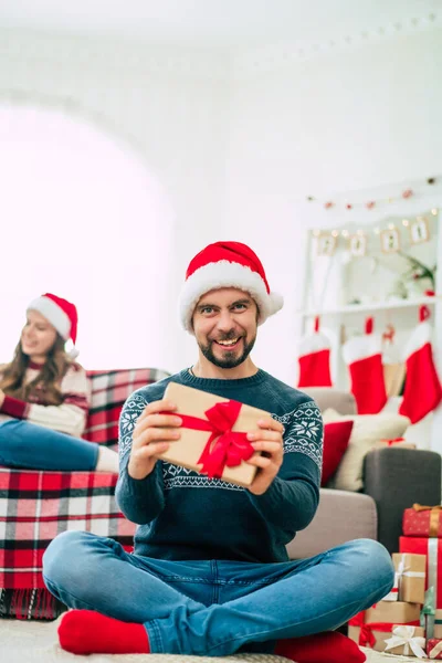 Jonge Gelukkige Knappe Bebaarde Man Een Kerstmuts Winter Trui Poseert — Stockfoto