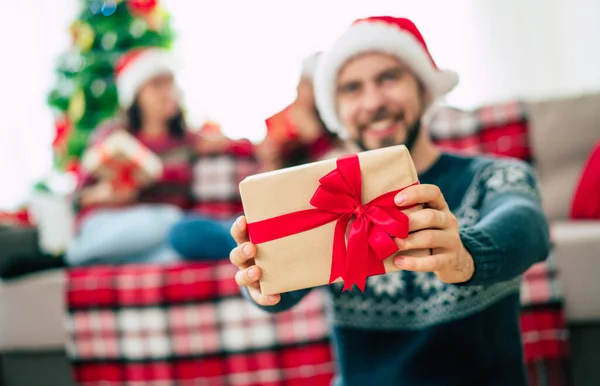 Jonge Gelukkige Knappe Bebaarde Man Een Kerstmuts Winter Trui Poseert — Stockfoto