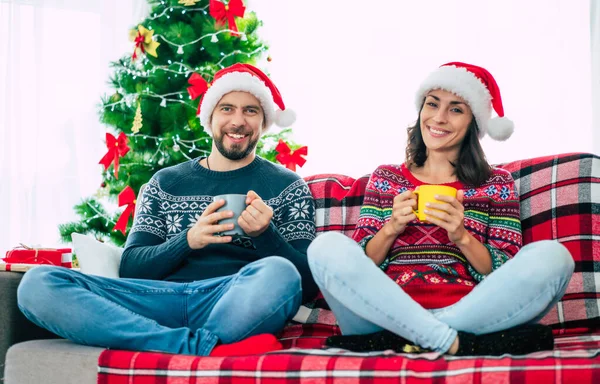 Dos Jóvenes Amigos Felices Los Sombreros Santa Con Bebidas Calientes — Foto de Stock