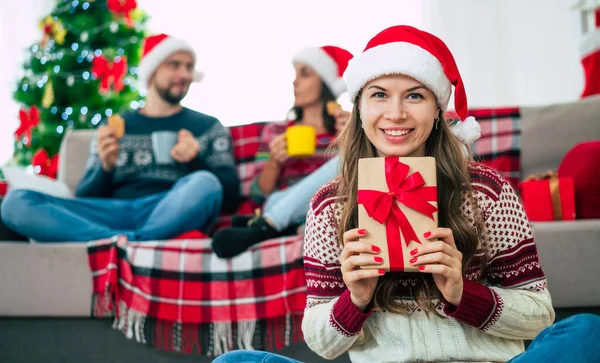 Foto Cerca Hermosa Joven Feliz Sonriente Mujer Suéter Navidad Sombrero — Foto de Stock