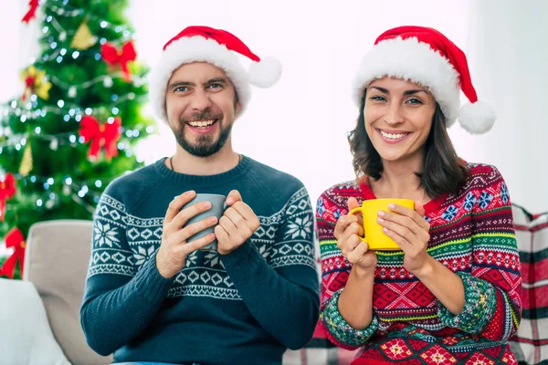 Dos Jóvenes Amigos Felices Los Sombreros Santa Con Bebidas Calientes — Foto de Stock