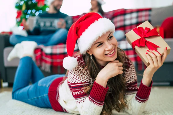 Vakre Unge Glade Smilende Kvinne Med Julegenser Nisselue Holder Fargerik – stockfoto