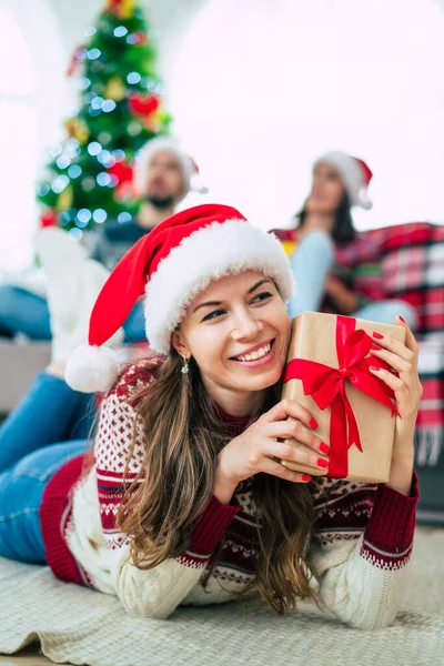 Foto Cerca Hermosa Joven Feliz Sonriente Mujer Suéter Navidad Sombrero — Foto de Stock