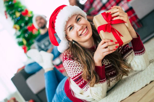 Tett Opp Bilde Vakker Ung Lykkelig Smilende Kvinne Julegenser Nissehatten – stockfoto