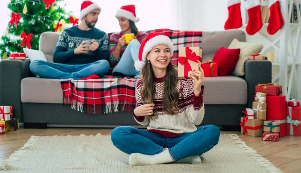 Hermosa Joven Feliz Sonriente Mujer Suéter Navidad Sombrero Santa Está — Foto de Stock