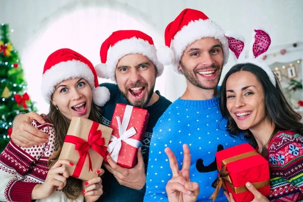 Feliz Grupo Emocionados Hermosos Amigos Los Sombreros Santa Divierten Mientras — Foto de Stock