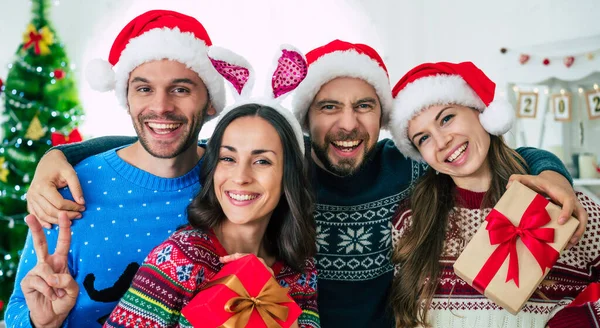 Noel Baba Şapkalı Mutlu Arkadaşlar Noel Ağacı Arka Planında Parti — Stok fotoğraf