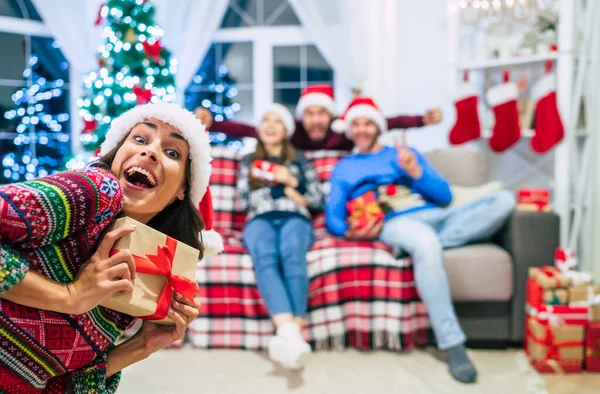 Jonge Mooie Gelukkige Vrienden Kerstkleding Hebben Plezier Poseren Bank Vrolijk — Stockfoto
