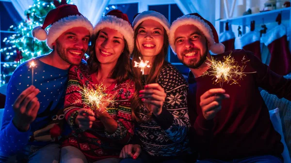 Cerca Foto Los Amigos Emocionados Hermosos Los Sombreros Navidad Santa — Foto de Stock