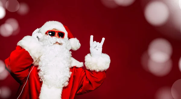 Heyecanlı Modern Havalı Hippi Noel Baba Akıllı Telefonuyla Noel Partisinde — Stok fotoğraf