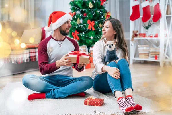 Regalo Romántico Navidad Feliz Hermosa Joven Pareja Enamorada Están Haciendo — Foto de Stock