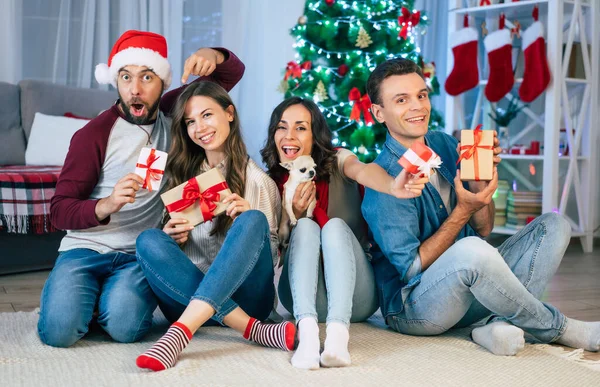 Grupo Felices Emocionados Mejores Amigos Están Celebrando Navidad Año Nuevo — Foto de Stock