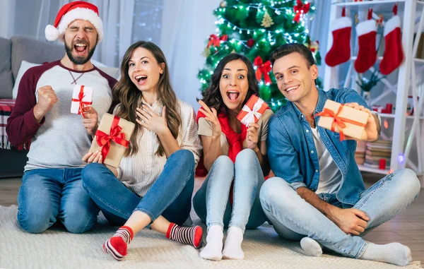 Grupo Felices Emocionados Mejores Amigos Están Celebrando Navidad Año Nuevo — Foto de Stock