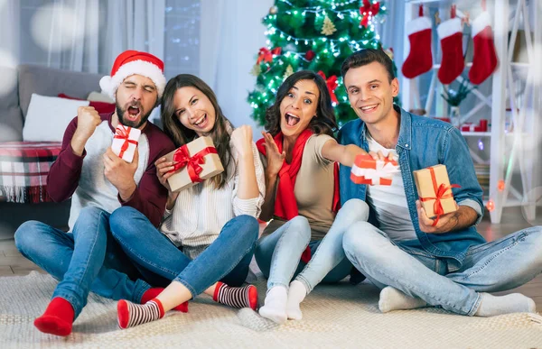 Eine Gruppe Glücklicher Und Aufgeregter Bester Freunde Feiert Weihnachten Und — Stockfoto