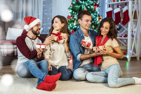 Grupo Felices Emocionados Mejores Amigos Están Celebrando Navidad Año Nuevo — Foto de Stock