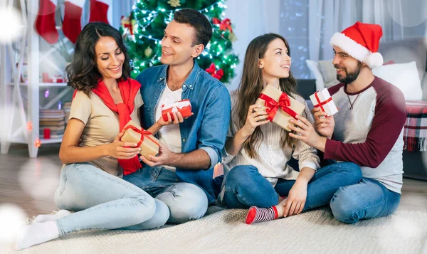 Grupo Felices Emocionados Mejores Amigos Están Celebrando Navidad Año Nuevo — Foto de Stock