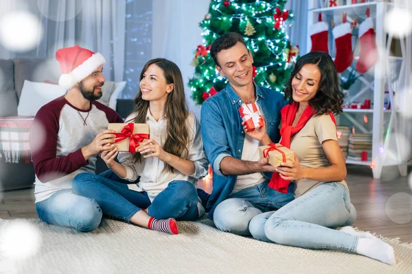 Grupo Felices Emocionados Mejores Amigos Están Celebrando Navidad Año Nuevo — Foto de Stock