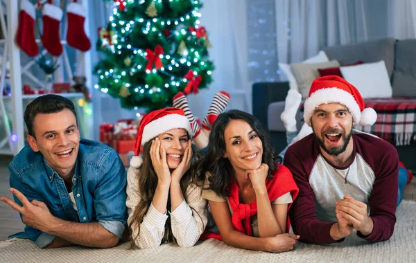 Divertido Emocionado Hermoso Grupo Amigos Están Tumbados Suelo Posando Cámara — Foto de Stock