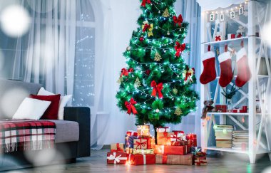 Büyük, güzel bir Noel ağacı ve büyük evde bir sürü hediye kutusu var. Yeni yıl dekorasyonu