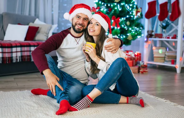 Pareja Feliz Amor Están Celebrando Vacaciones Navidad Juntos Divertirse Casa — Foto de Stock