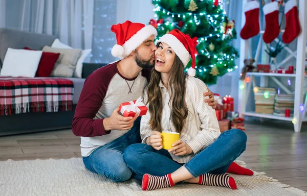 Pareja Feliz Amor Están Celebrando Vacaciones Navidad Juntos Divertirse Casa — Foto de Stock