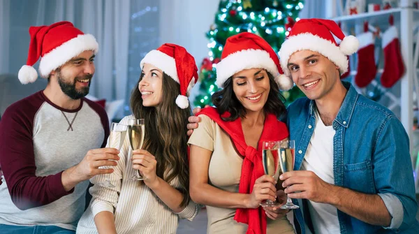 Feliz Grupo Emocionado Los Mejores Amigos Sombreros Santa Con Copas — Foto de Stock