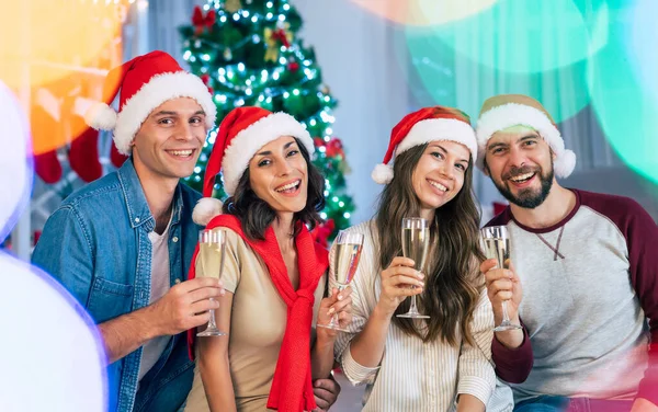 Glücklich Aufgeregte Gruppe Der Besten Schönen Freunde Mit Weihnachtsmützen Und — Stockfoto