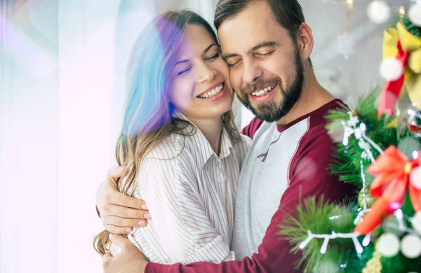 Linda Pareja Feliz Emocionado Amor Abrazan Uno Otro Decoración Árbol — Foto de Stock