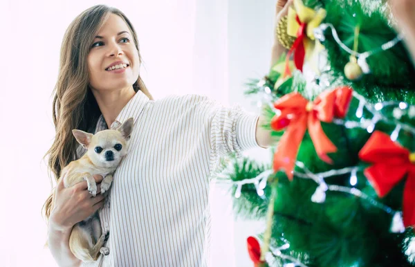 Cerca Foto Una Hermosa Joven Feliz Suéter Está Decorando Árbol — Foto de Stock