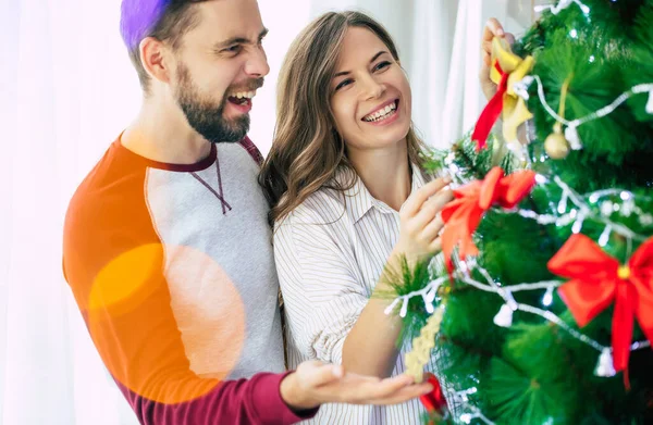 Roztomilý Vzrušený Šťastný Pár Lásce Objímají Navzájem Zdobí Vánoční Stromeček — Stock fotografie