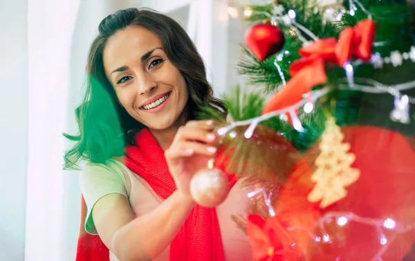 Feliz Hermosa Joven Mujer Está Decorando Gran Árbol Navidad Casa — Foto de Stock