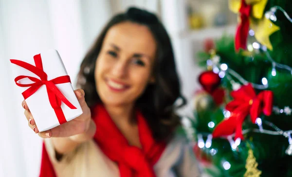 Emocionado Hermosa Joven Sonriente Mujer Con Regalos Navidad Las Manos — Foto de Stock