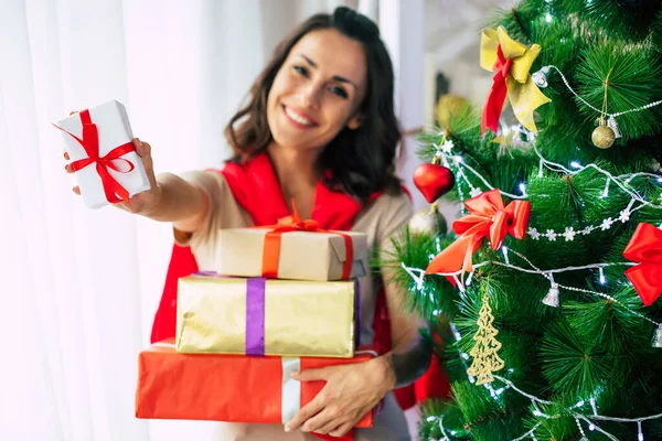 Emocionado Hermosa Joven Sonriente Mujer Con Regalos Navidad Las Manos — Foto de Stock