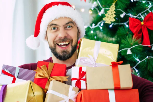 Guapo Joven Barbudo Emocionado Sombrero Santa Con Muchos Regalos Las —  Fotos de Stock