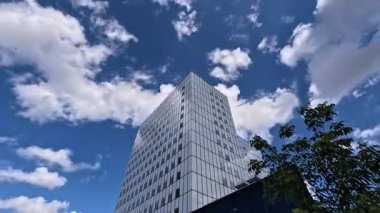 Tallinn, Estonya 'da yaz aylarında gökyüzünün altında modern camdan bir evin zamanı.