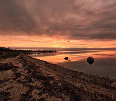 Baltık Kıyısında Altın Gün Batımı Yansımaları
