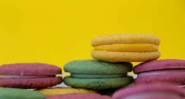 Sarı arka plan üzerinde renkli macaroons