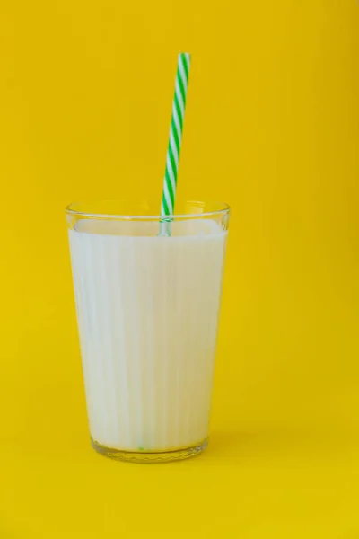 Mléko Žlutém Podkladu — Stock fotografie