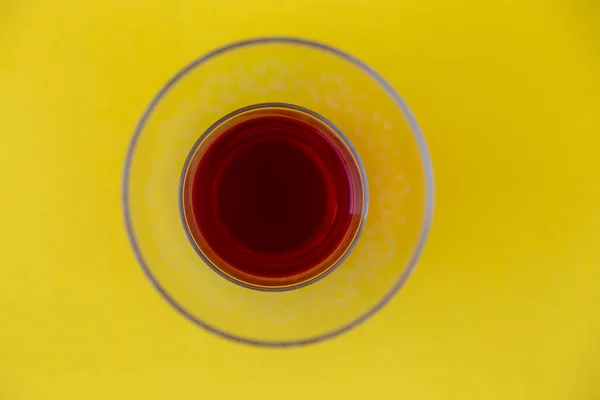 Türk çayı üstten görünüm sarı arka plan üzerinde bardak