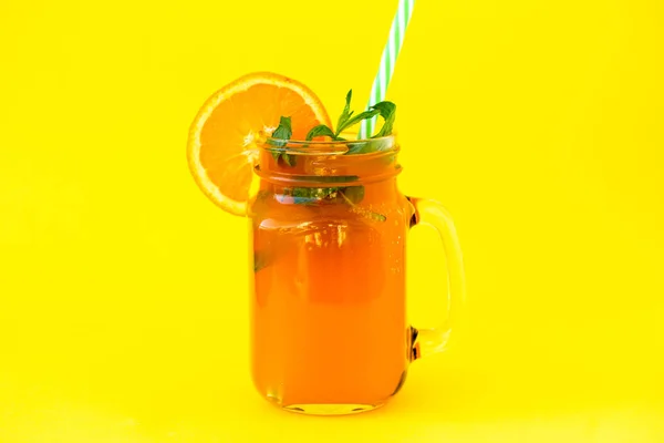 Cam kavanozda taze portakal suyu. 