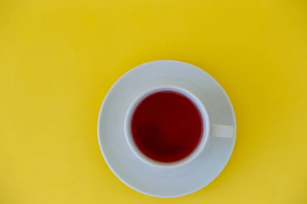 Çay üzerinde sarı arka plan üstten görünüm.