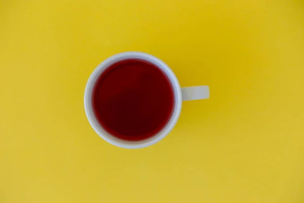 Çay üzerinde sarı arka plan üstten görünüm.