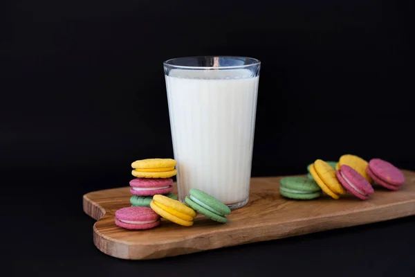 Süt ile renkli macaroons